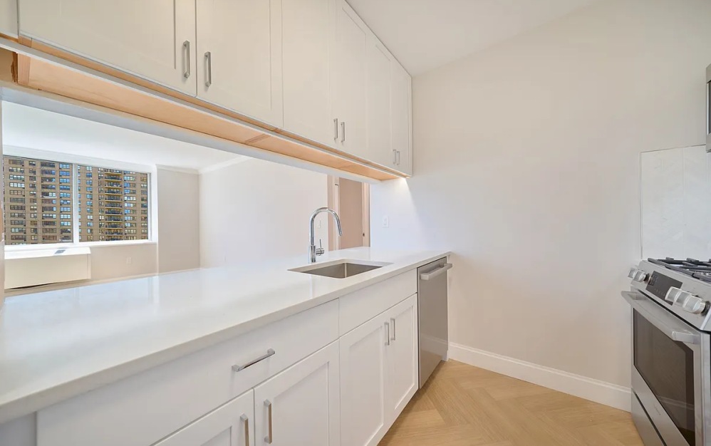 17U - 2 bedroom floorplan layout with 2 bathrooms and 1081 square feet (Floor 8)
