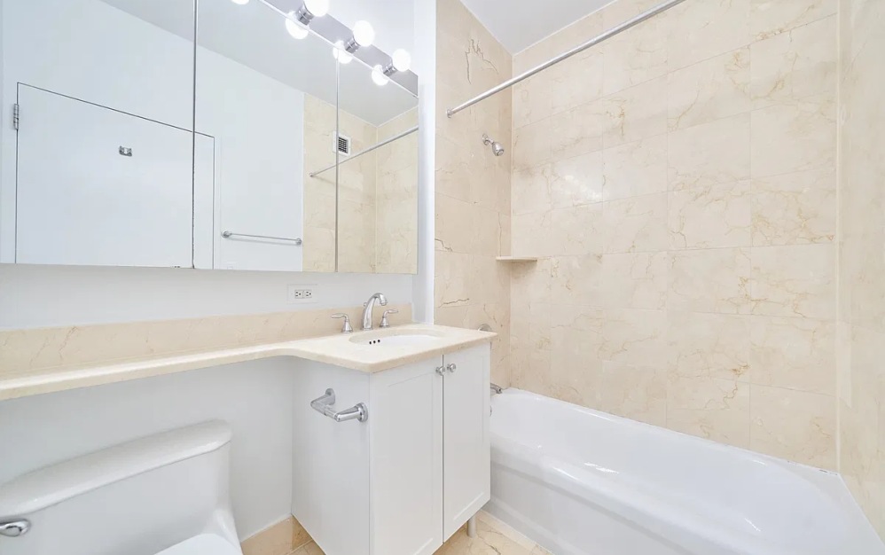 19E - 1 bedroom floorplan layout with 1 bathroom and 696 square feet (Floor 10)