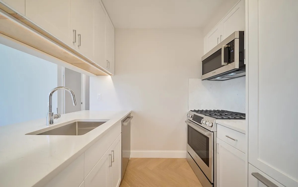 17U - 2 bedroom floorplan layout with 2 bathrooms and 1081 square feet (Floor 9)