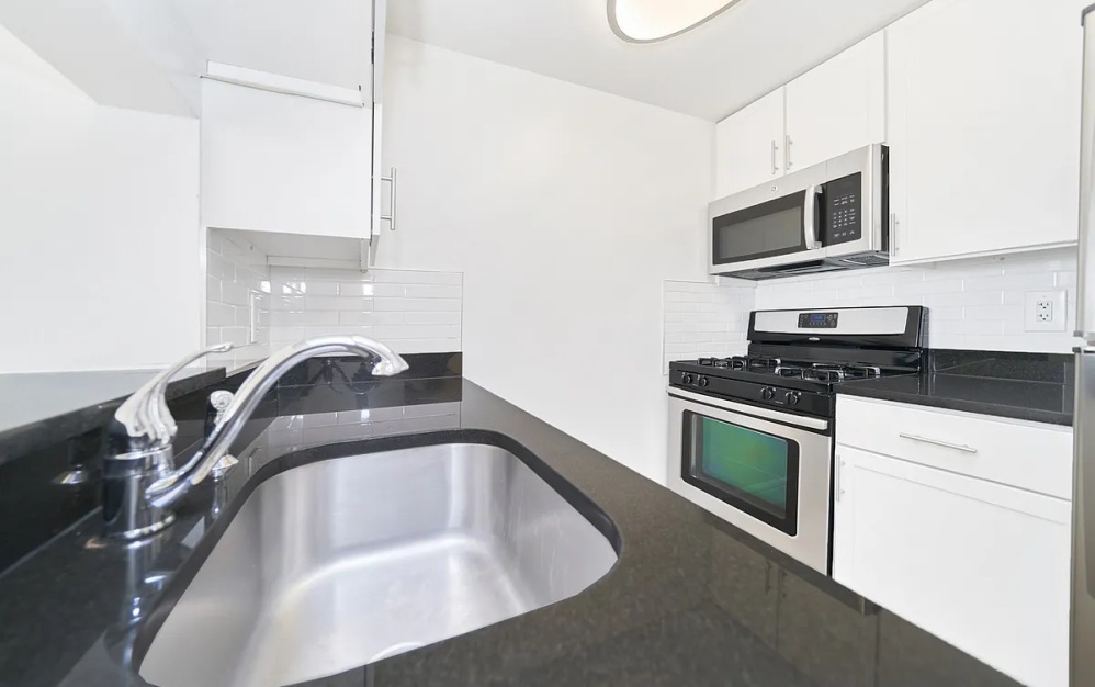16H - 1 bedroom floorplan layout with 1 bathroom and 852 square feet (Floor 6)