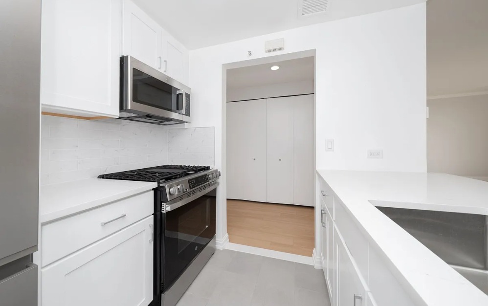 625 - Studio floorplan layout with 1 bathroom and 574 square feet (Floor 8)