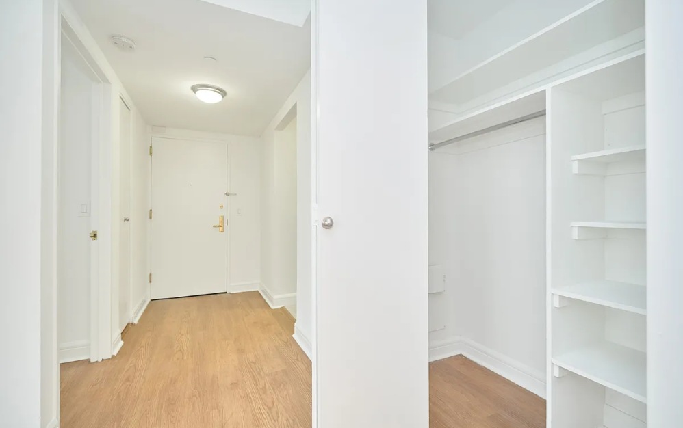 10T - 1 bedroom floorplan layout with 1 bathroom and 662 square feet (Floor 13)