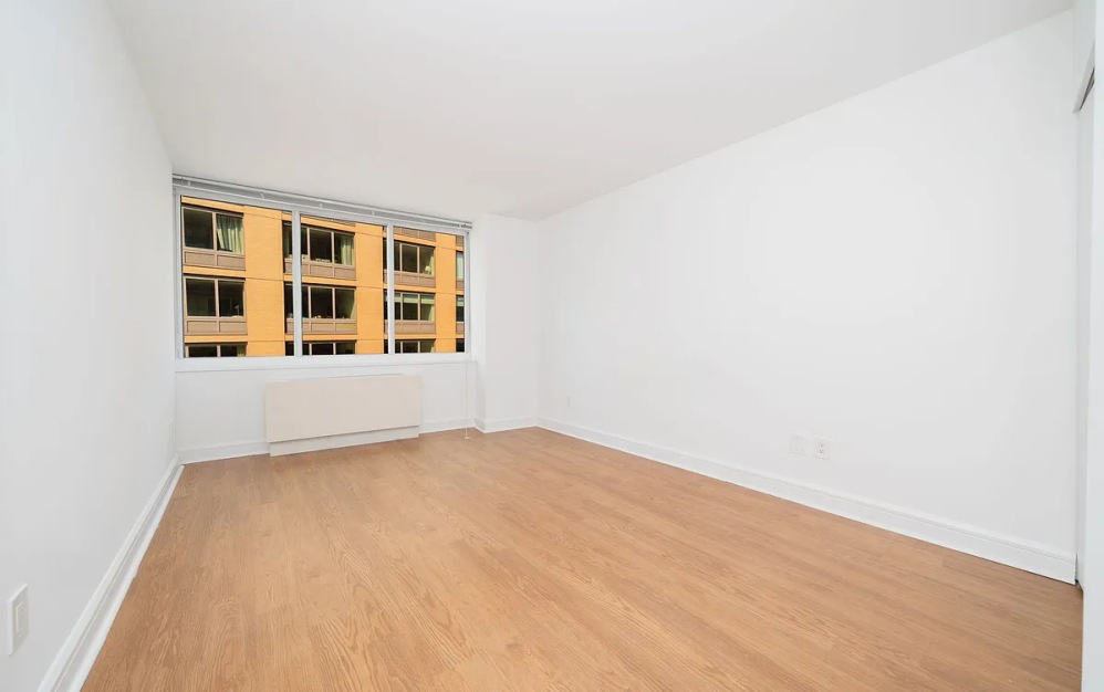 1008 - 1 bedroom floorplan layout with 1 bathroom and 679 square feet (Floor 9)