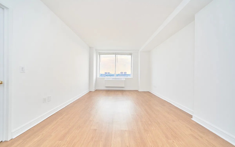 19E - 1 bedroom floorplan layout with 1 bathroom and 696 square feet (Floor 8)
