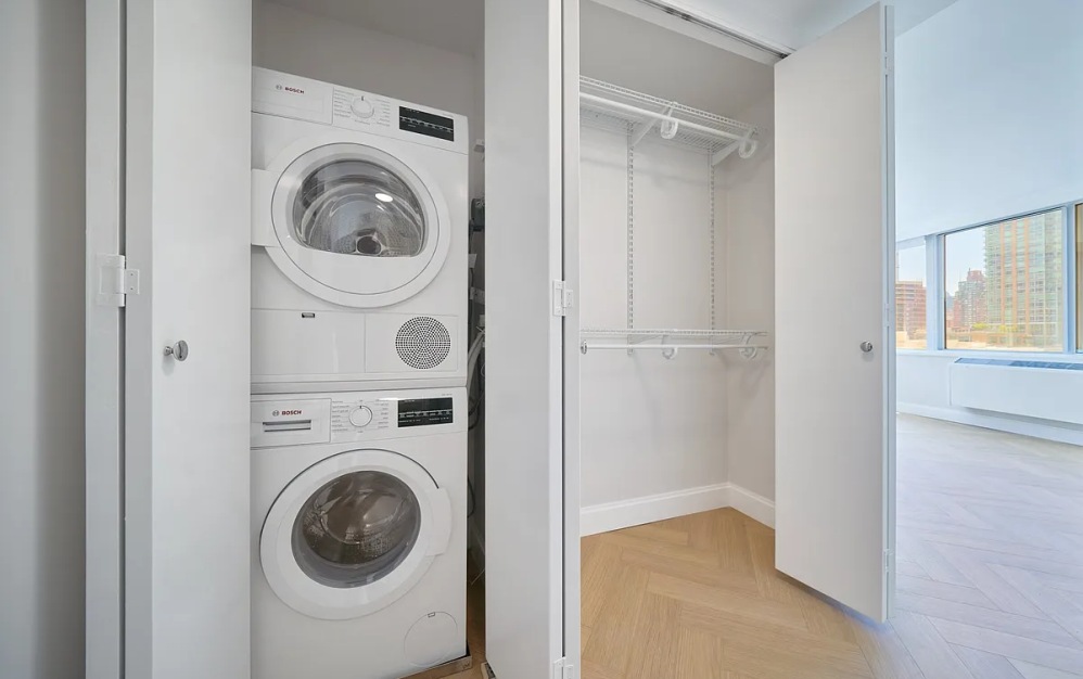 17U - 2 bedroom floorplan layout with 2 bathrooms and 1081 square feet (Floor 16)