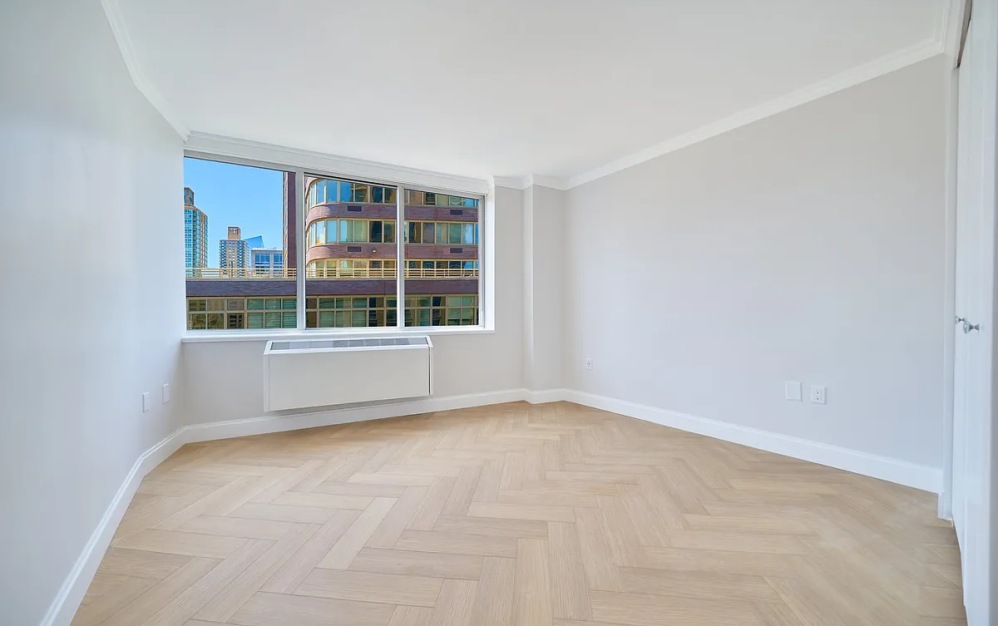17U - 2 bedroom floorplan layout with 2 bathrooms and 1081 square feet (Floor 18)