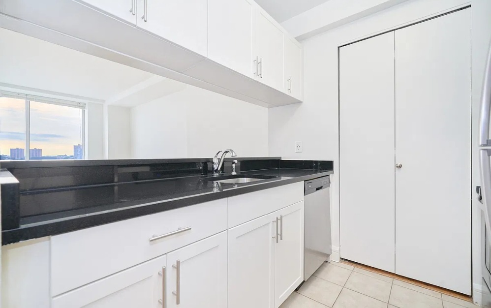 19E - 1 bedroom floorplan layout with 1 bathroom and 696 square feet (Floor 4)