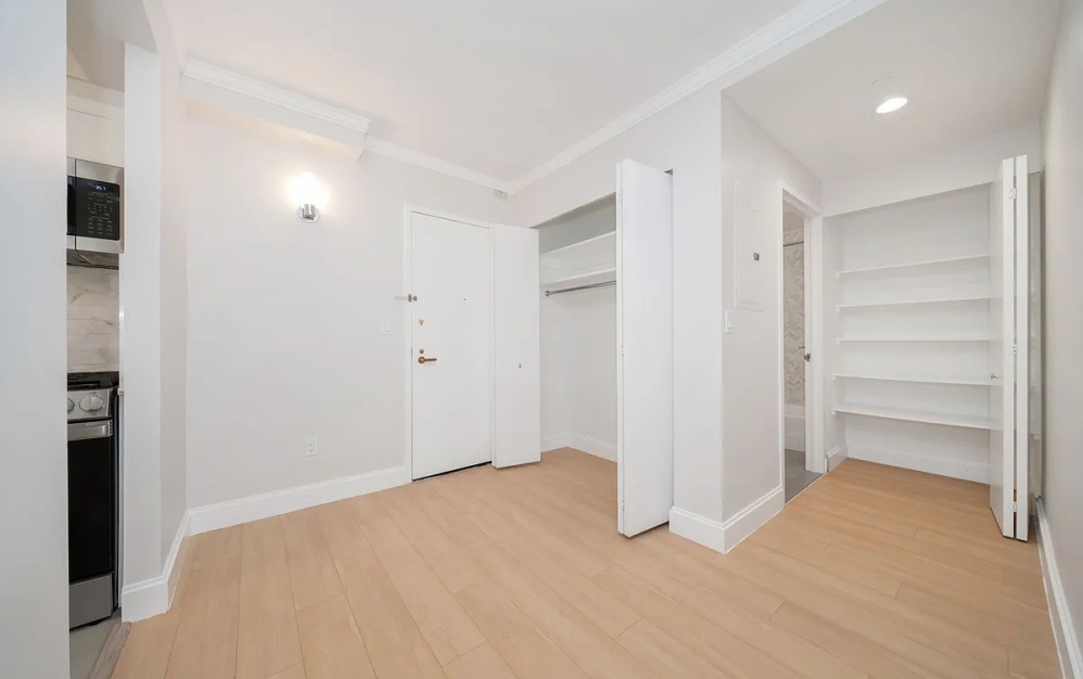 402 - 1 bedroom floorplan layout with 1 bathroom and 718 square feet (Floor 8)