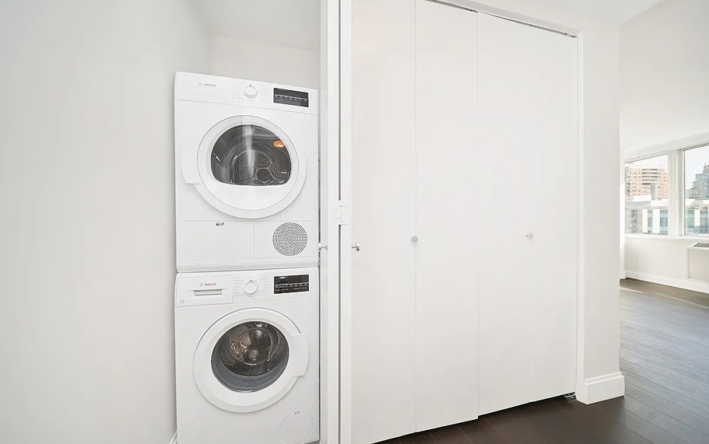 11U - 2 bedroom floorplan layout with 2 bathrooms and 1081 square feet (Floor 15)