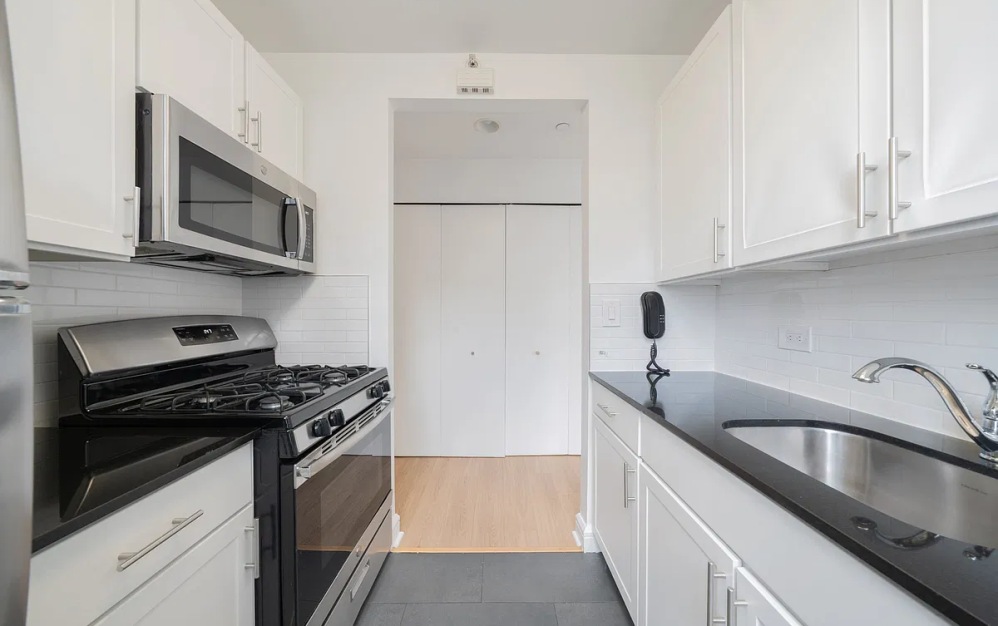 1418 - Studio floorplan layout with 1 bathroom and 582 square feet (Floor 9)