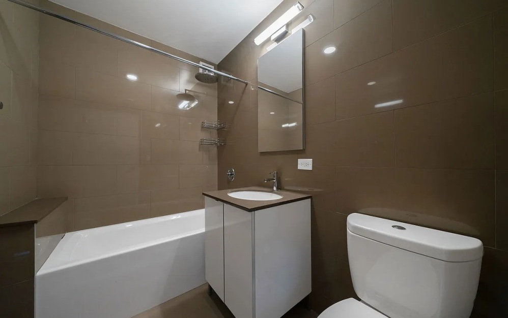 25E - 1 bedroom floorplan layout with 1 bathroom and 907 square feet (Floor 8)
