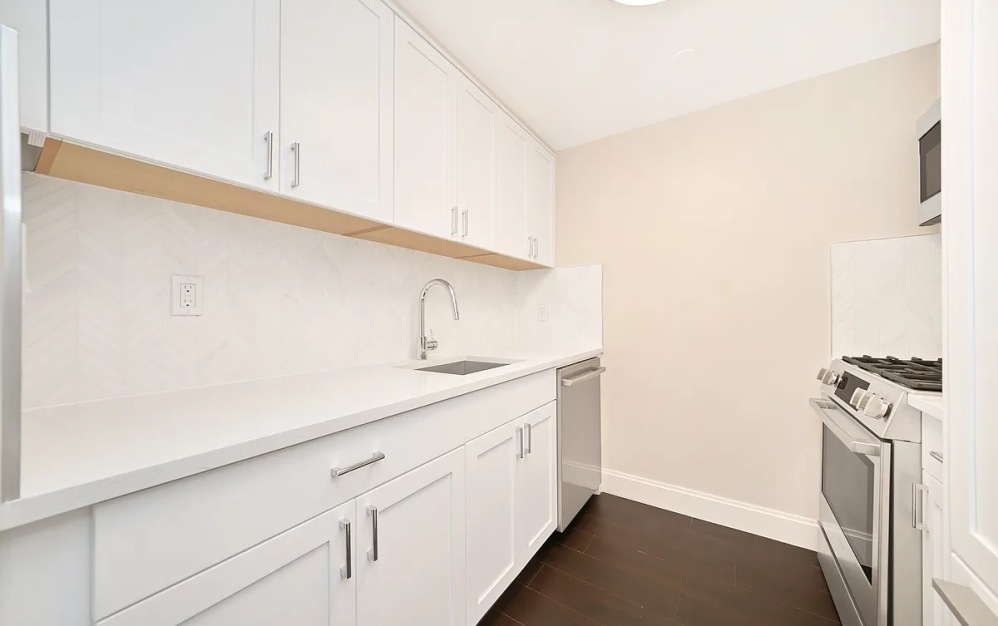 15J - 1 bedroom floorplan layout with 1 bathroom and 702 square feet (Floor 7)