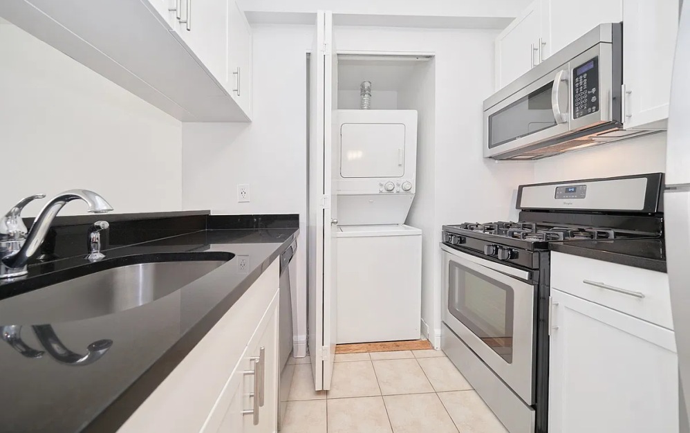 19E - 1 bedroom floorplan layout with 1 bathroom and 696 square feet (Floor 6)