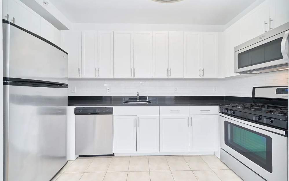 18M - Studio floorplan layout with 1 bathroom and 568 square feet (Floor 8)