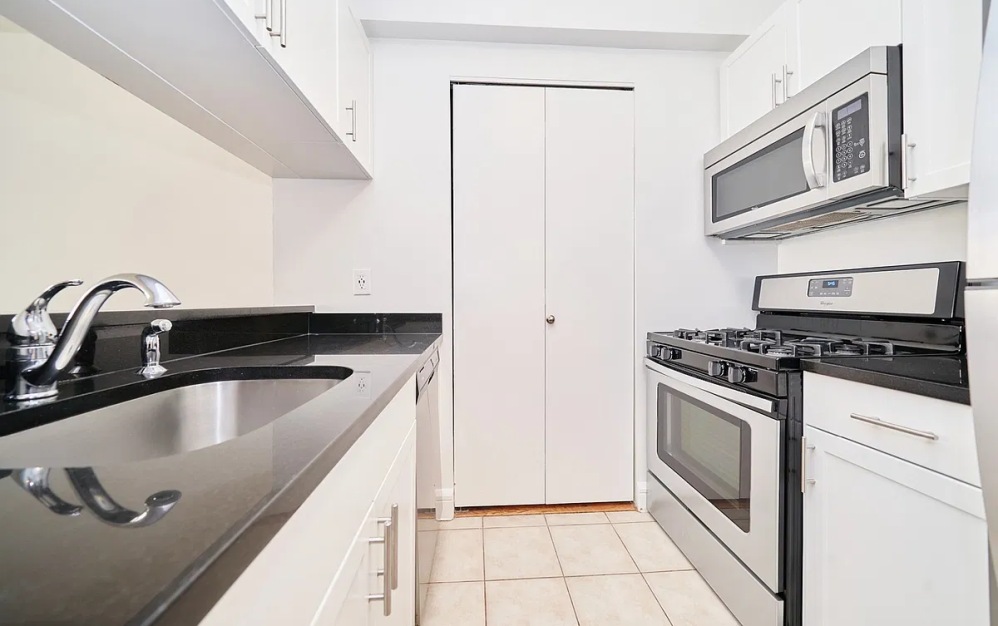 19E - 1 bedroom floorplan layout with 1 bathroom and 696 square feet (Floor 5)