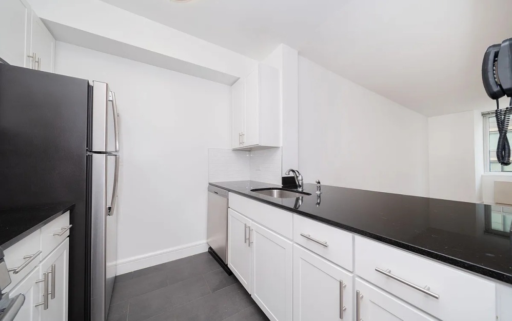 1008 - 1 bedroom floorplan layout with 1 bathroom and 679 square feet (Floor 6)