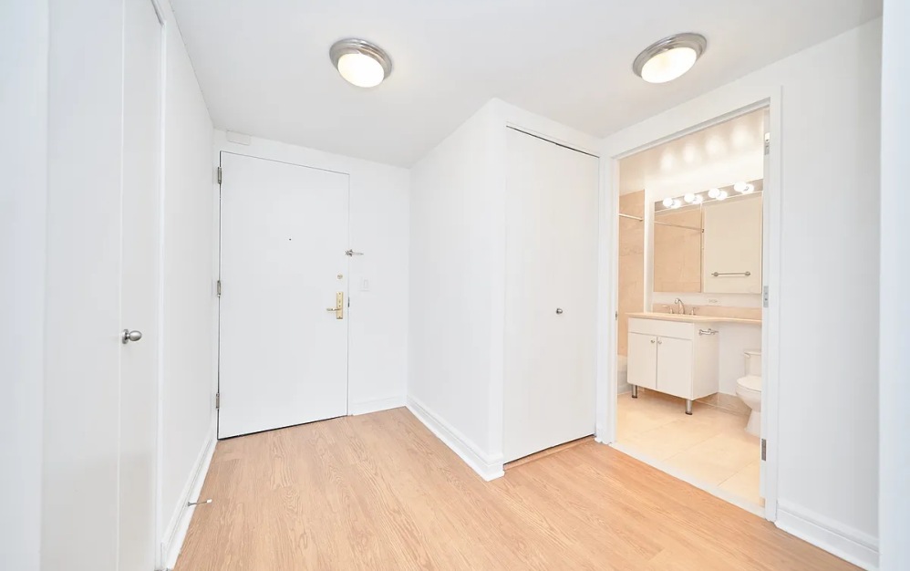 16H - 1 bedroom floorplan layout with 1 bathroom and 852 square feet (Floor 12)