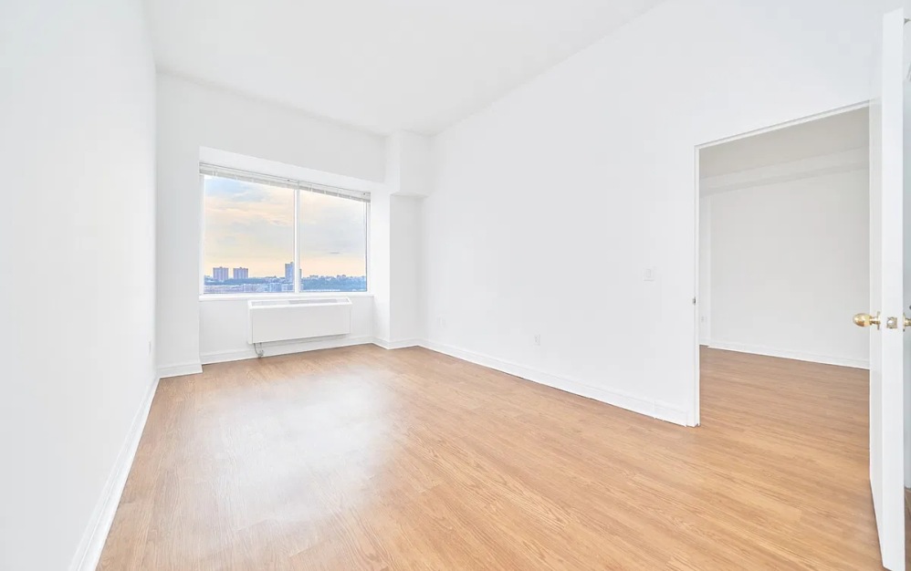 19E - 1 bedroom floorplan layout with 1 bathroom and 696 square feet (Floor 7)