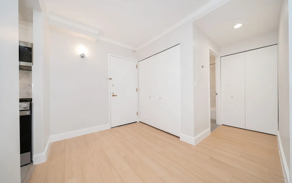 402 - 1 bedroom floorplan layout with 1 bathroom and 718 square feet (Floor 7)