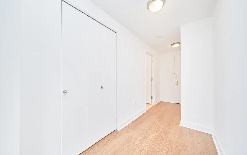 18M - Studio floorplan layout with 1 bathroom and 568 square feet (Floor 11)