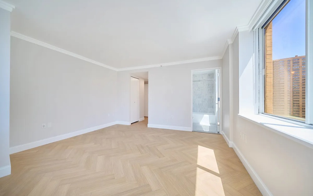 17U - 2 bedroom floorplan layout with 2 bathrooms and 1081 square feet (Floor 13)