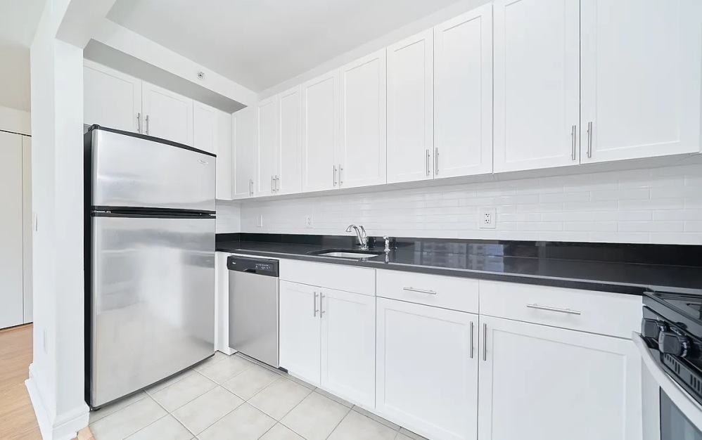 18M - Studio floorplan layout with 1 bathroom and 568 square feet (Floor 9)