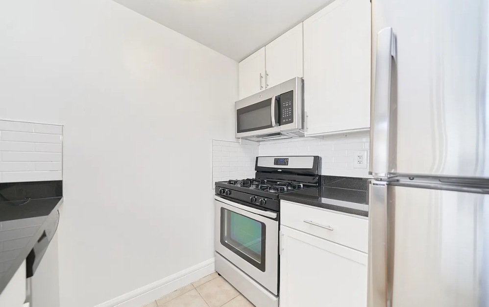 16H - 1 bedroom floorplan layout with 1 bathroom and 852 square feet (Floor 7)