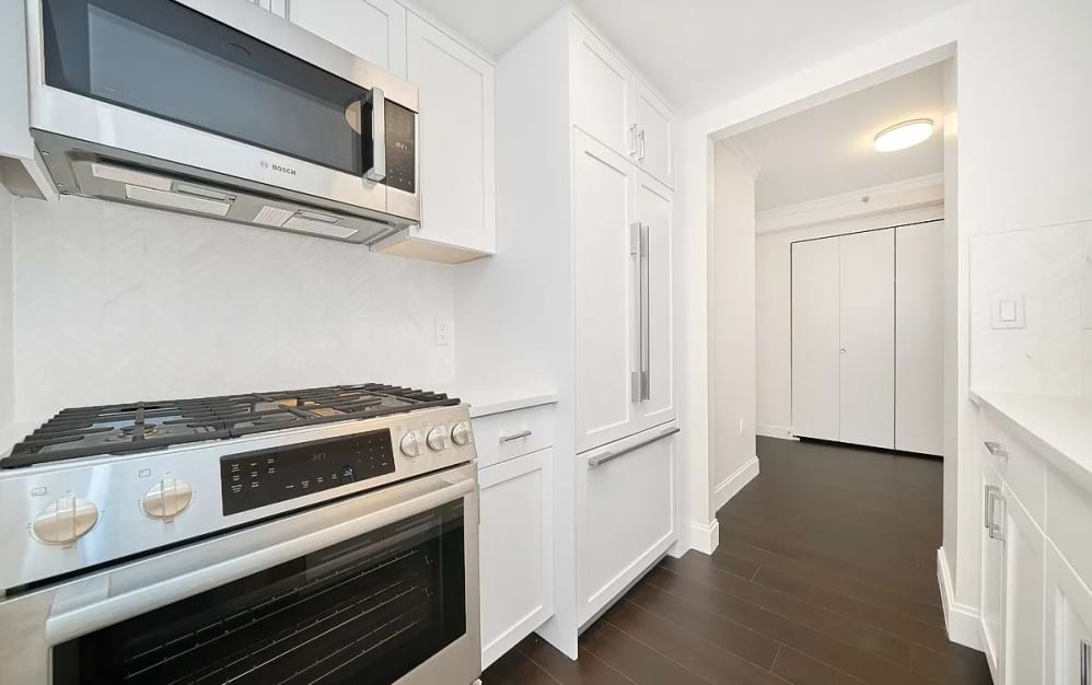 15J - 1 bedroom floorplan layout with 1 bathroom and 702 square feet (Floor 9)