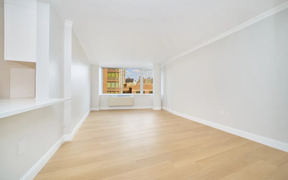 8E - 1 bedroom floorplan layout with 1 bathroom and 727 square feet (Floor 2)