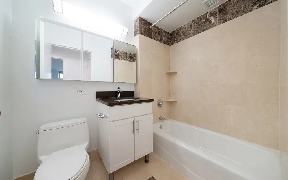 2009 - 1 bedroom floorplan layout with 1 bathroom and 711 square feet (Floor 8)