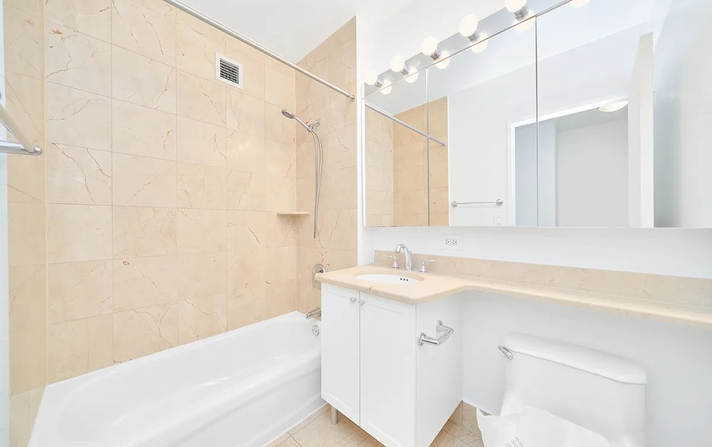 18M - Studio floorplan layout with 1 bathroom and 568 square feet (Floor 12)