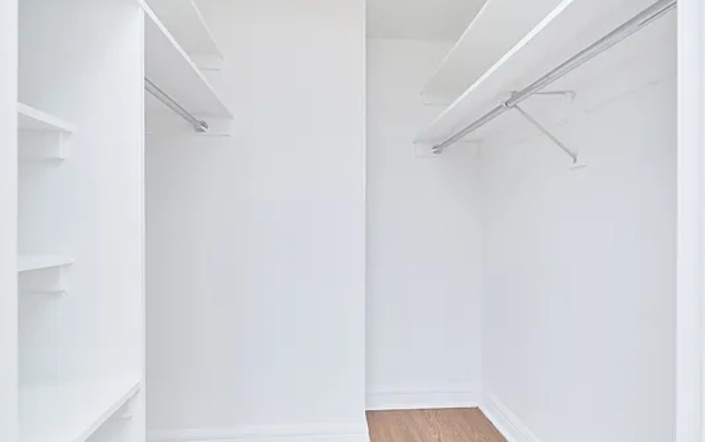 16H - 1 bedroom floorplan layout with 1 bathroom and 852 square feet (Floor 11)