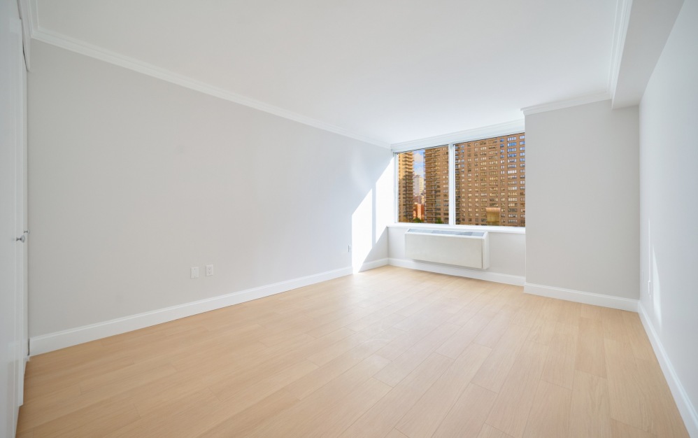 10J - 1 bedroom floorplan layout with 1 bathroom and 702 square feet (Floor 4)