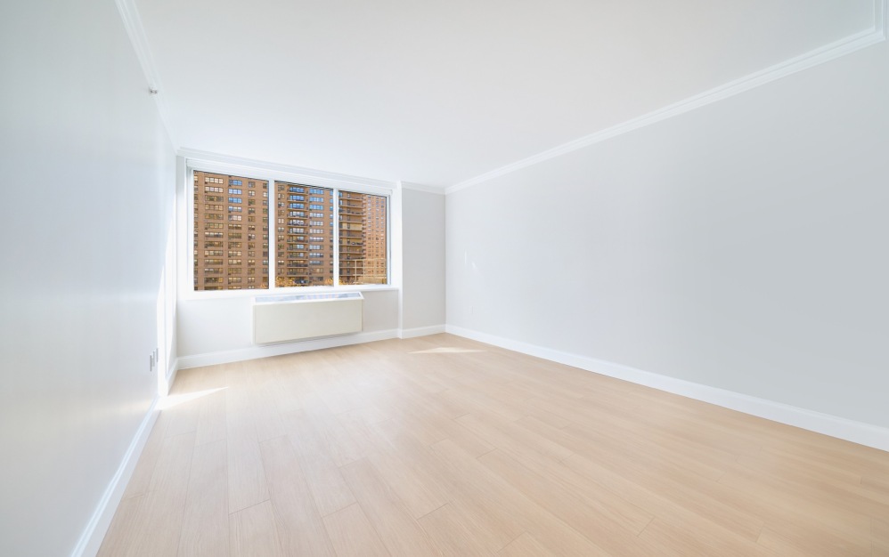 10J - 1 bedroom floorplan layout with 1 bathroom and 702 square feet (Floor 2)