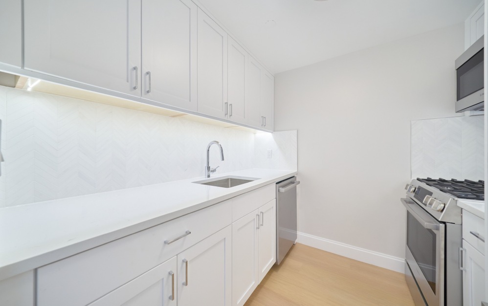 10J - 1 bedroom floorplan layout with 1 bathroom and 702 square feet (Floor 8)