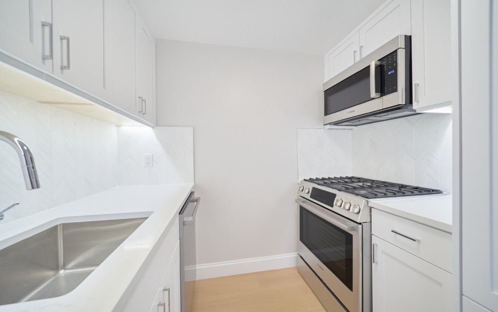 10J - 1 bedroom floorplan layout with 1 bathroom and 702 square feet (Floor 12)