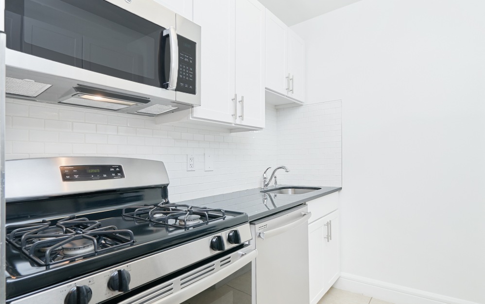 14G - 1 bedroom floorplan layout with 1 bathroom and 651 square feet (Floor 5)