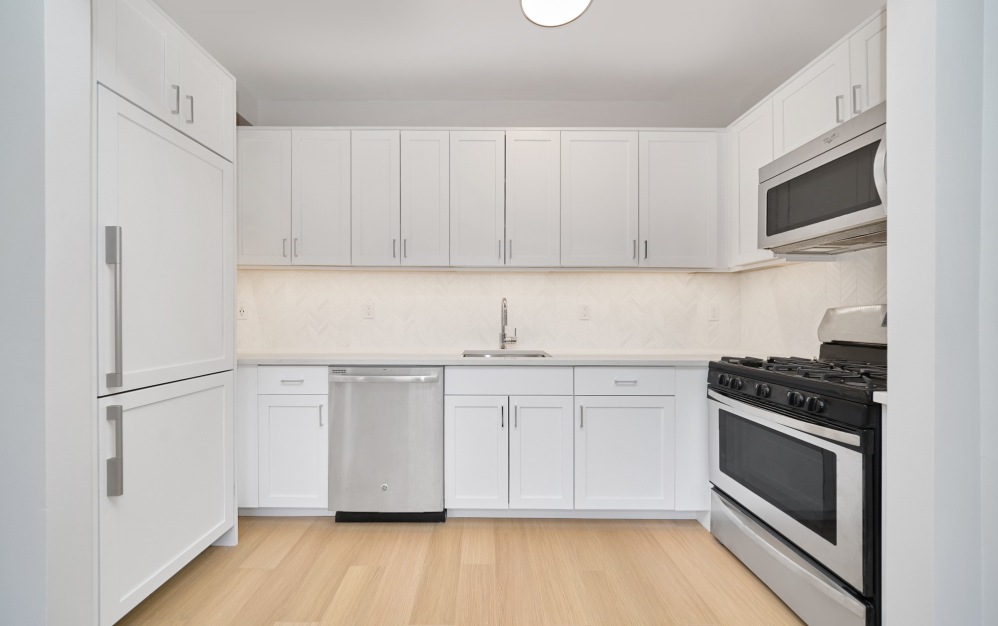 19M  - Studio floorplan layout with 1 bathroom and 585 square feet (Floor 4)
