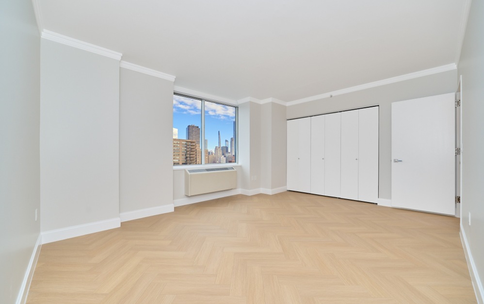 30E - 1 bedroom floorplan layout with 1 bathroom and 905 square feet (Floor 10)