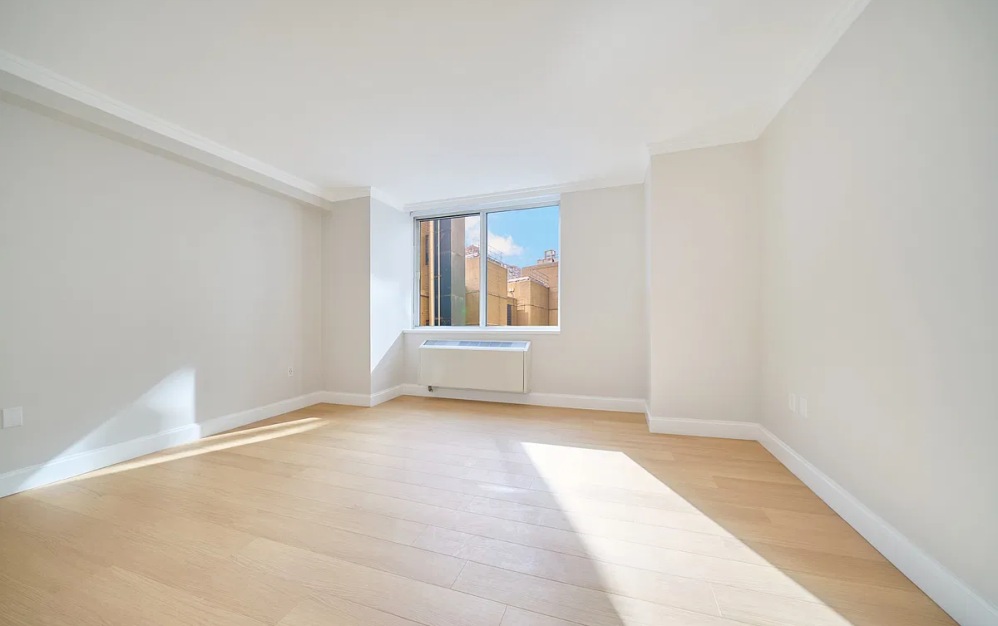 8E - 1 bedroom floorplan layout with 1 bathroom and 727 square feet (Floor 5)