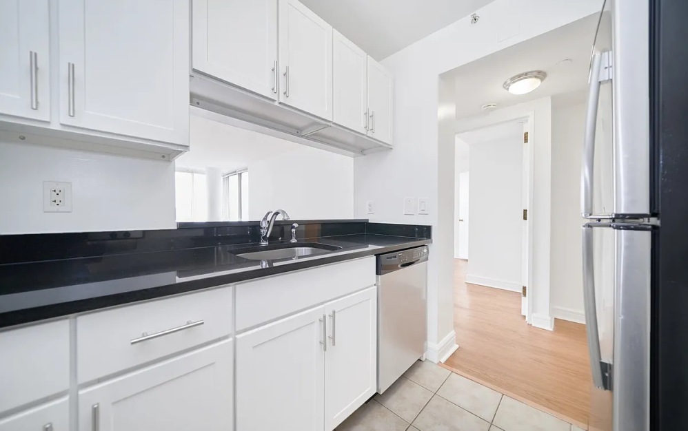 16P - 1 bedroom floorplan layout with 1 bathroom and 818 square feet (Floor 9)