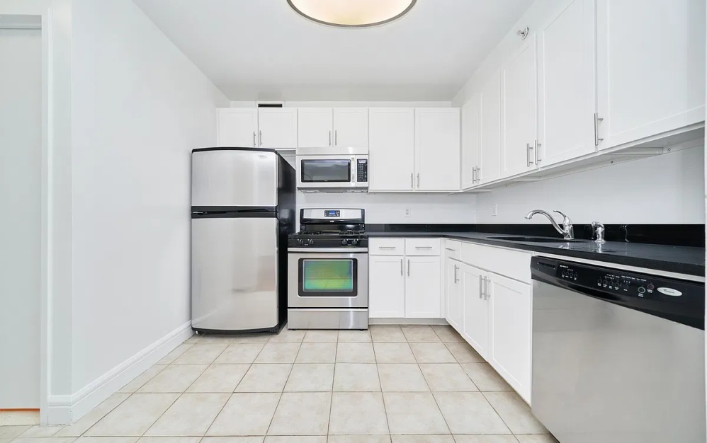 11F - Studio floorplan layout with 1 bathroom and 421 square feet (Floor 9)