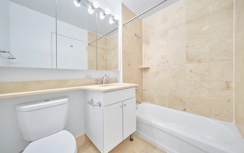 16P - 1 bedroom floorplan layout with 1 bathroom and 818 square feet (Floor 16)