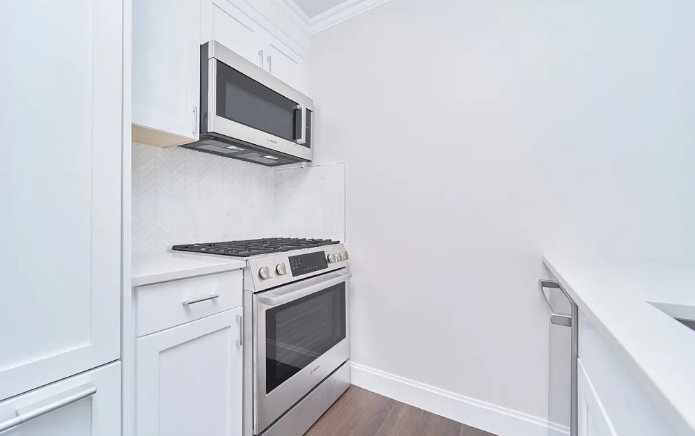 11E - 1 bedroom floorplan layout with 1 bathroom and 761 square feet (Floor 8)