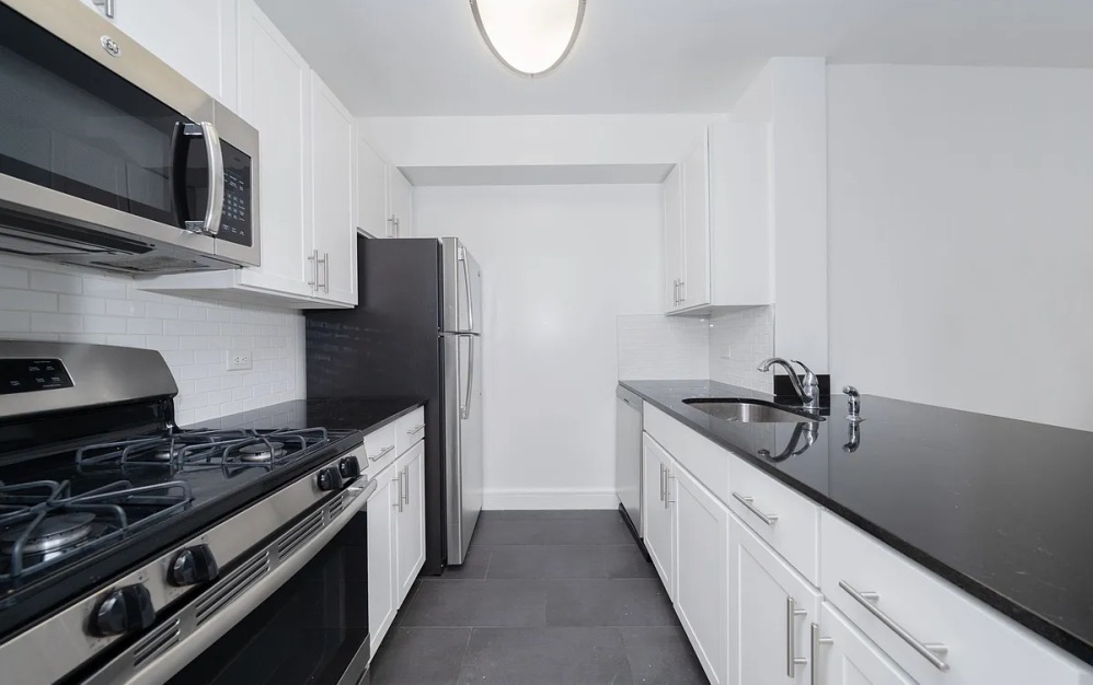 1008 - 1 bedroom floorplan layout with 1 bathroom and 679 square feet (Floor 8)