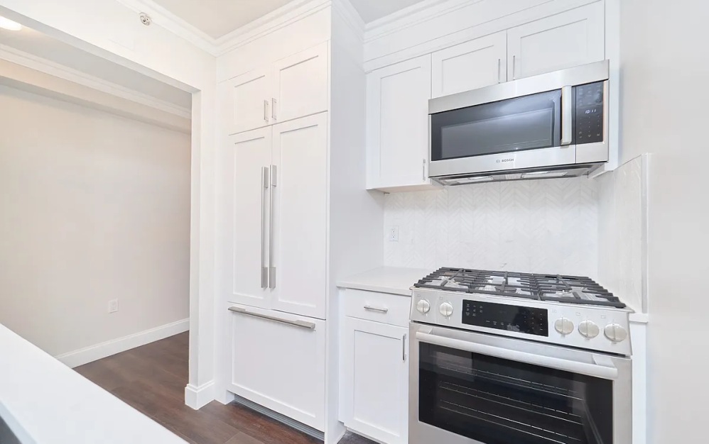 11E - 1 bedroom floorplan layout with 1 bathroom and 761 square feet (Floor 9)