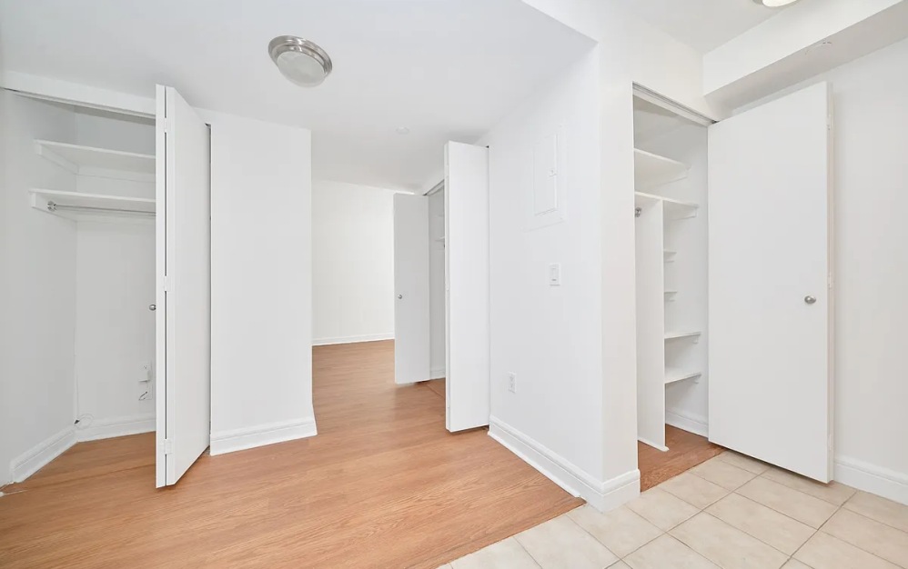 12F - Studio floorplan layout with 1 bathroom and 421 square feet (Floor 10)