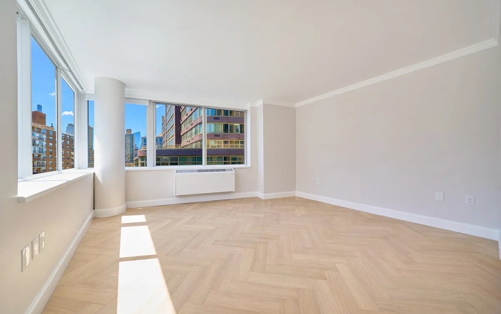 17U - 2 bedroom floorplan layout with 2 bathrooms and 1081 square feet (Floor 12)