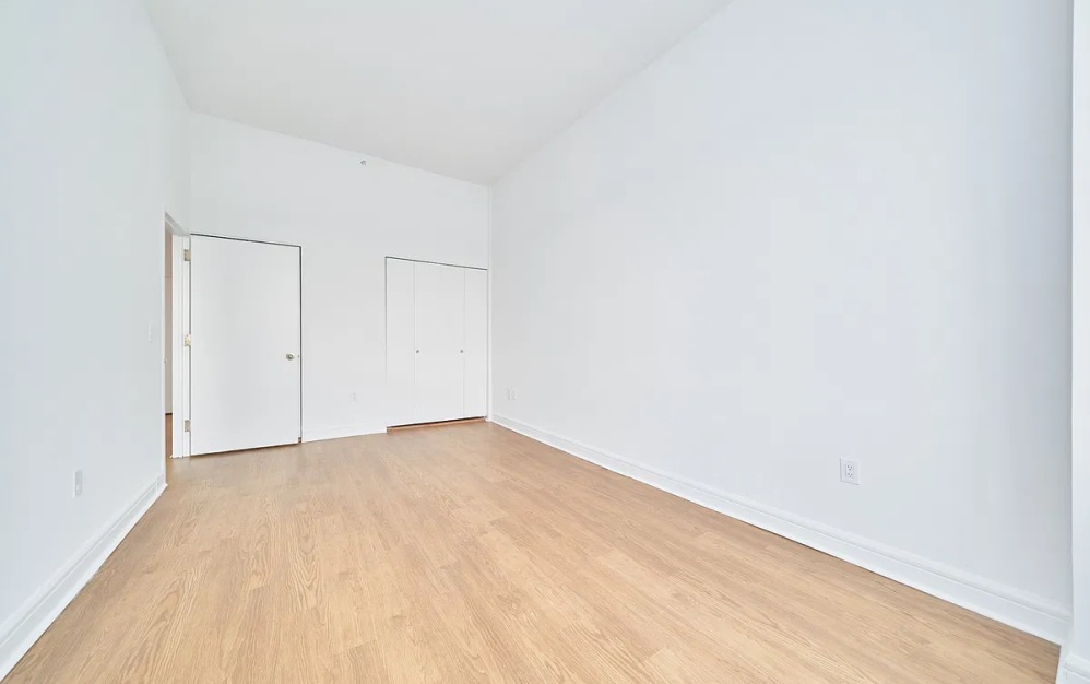19E - 1 bedroom floorplan layout with 1 bathroom and 696 square feet (Floor 9)