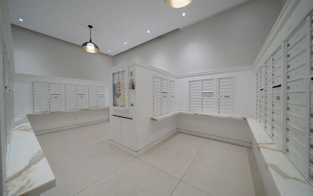 2009 - 1 bedroom floorplan layout with 1 bathroom and 711 square feet (Floor 13)